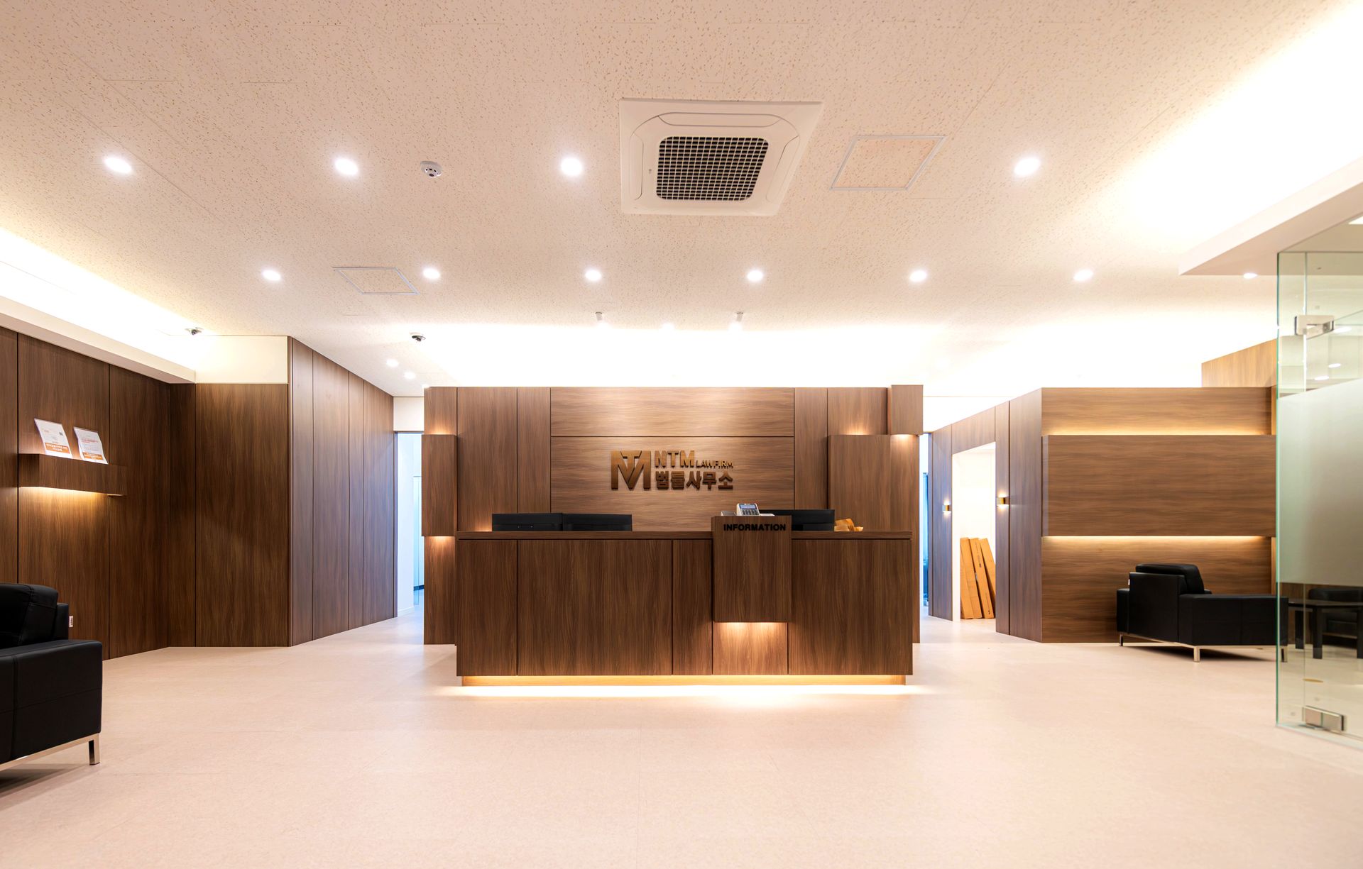 엔티엠법률사무소 로비