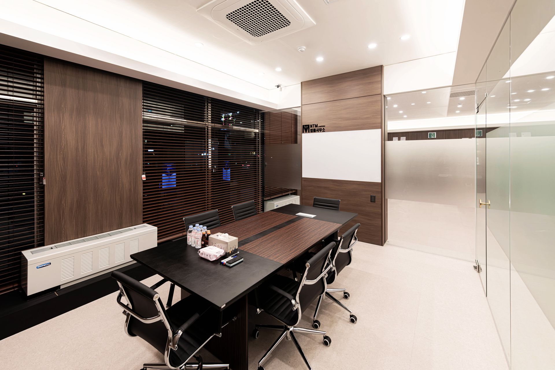 엔티엠법률사무소 회의실