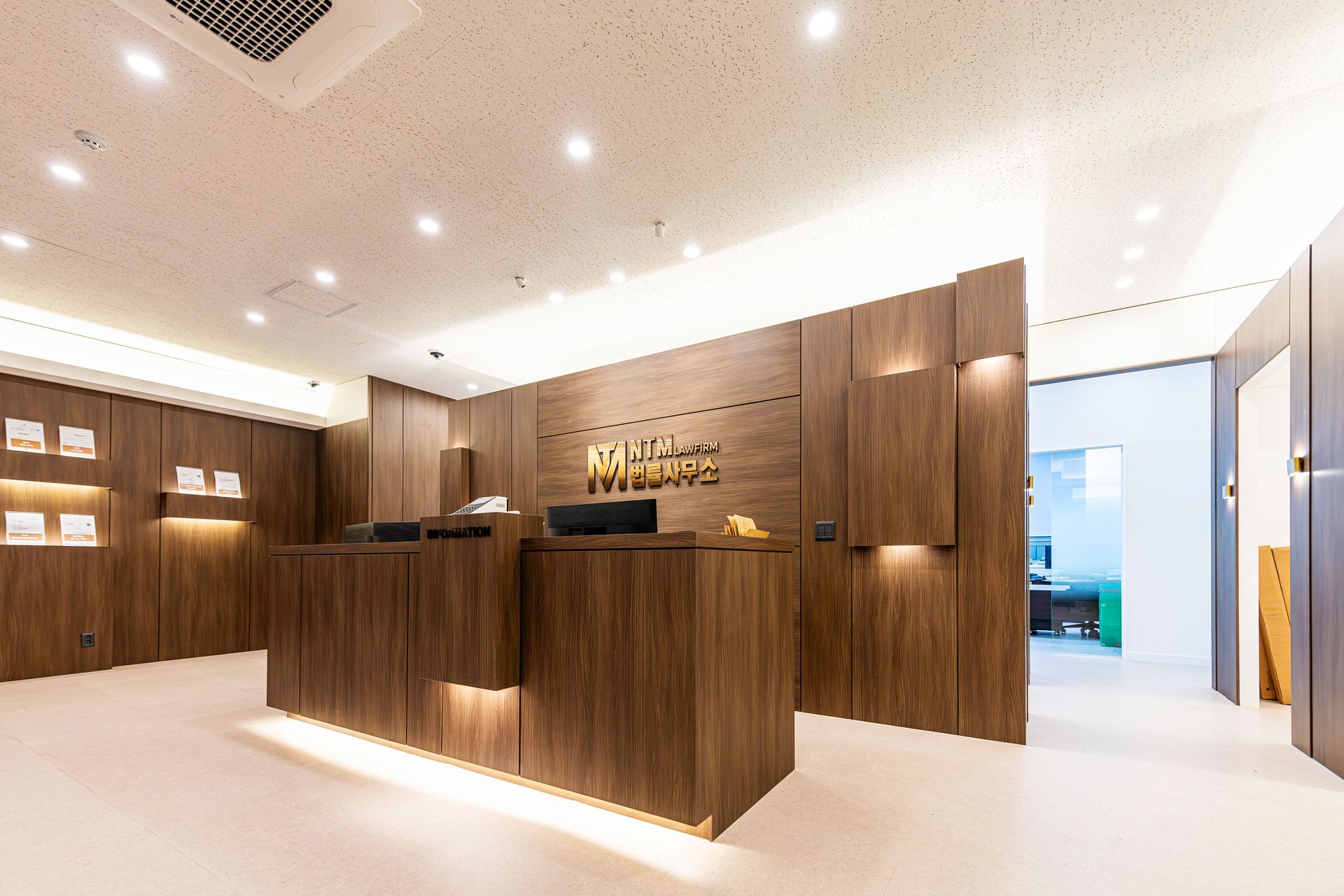 엔티엠법률사무소 데스크