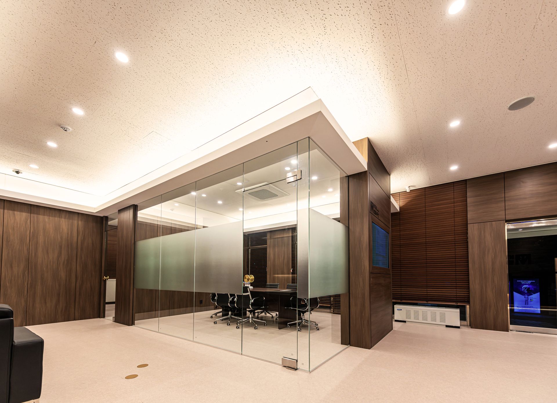 엔티엠법률사무소 유리벽